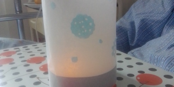 Dziecko prezentuje lampion w gwiazd