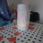 Dziecko prezentuje lampion w trójkąty