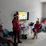 Nauczyciel wyjaśnia zwyczaje bożonarodzeniowe