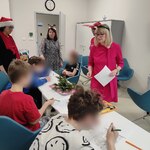 Uczniowie rozwiązują rebusy świąteczne