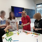 Uczniowie tworzą łańcuch świątecznych życzeń