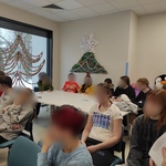 Uczniowie odczytują zwyczaje bożonarodzeniowe z innych krajów