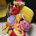 teatralni przyjaciele naszego gościa. Lalki z  różnych spektakli