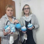 nauczycielki ZS 15 trzymają wykonane bombki i aniołki w kolorach biało-turkusowych