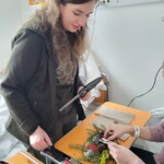 pani Ania z nadleśnictwa pomoga robić stroiki