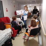 Nauczyciel rozmawia z dziećmi o źródłach prawdziwej radości