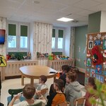 Pani Marta Rybnik wyjaśniająca dzieciom znaczenie znaków drogowych