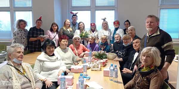 Seniorzy z Klubu Senior + wraz z nauczycielami naszej szkoły