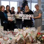 przekazanie pierników na akcję O! Piernicz raka przez nauczycieli ZS 15 z  Dyrektor E. Sokólską
