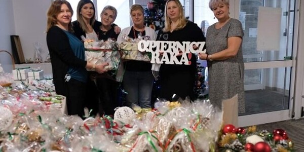 przekazanie pierników na akcję O! Piernicz raka przez nauczycieli ZS 15 z  Dyrektor E. Sokólską