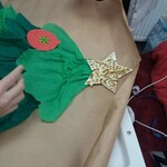 dziecko przykleja papierową bombkę na wspólną choinkę