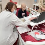 nauczyciel przedstawia prezentację o świątecznych zwyczajach