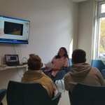 wychowankowie oglądają prezentację o życiu papieża