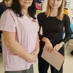 Katechetka Anna Białous z laureatką Szkolnego Konkursu wiedzy o JP II