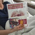 Uczeń nagrodzony w konkursie pokazuje nagrodę