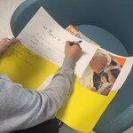 Uczniowie wykonują plakat o Janie Pawle II