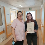 nauczycielka Z laureatką konkursu wiedzy o JP II na szpitalnym korytarzu