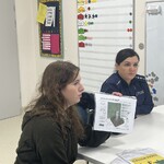 pani leśnik i policjantka mówią o zasadach bezpieczeństwa w lesie i podczas zabaw zimowych