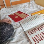 Dziewczynka układa mieszankę literową