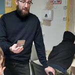pan Adrian tłumaczy zasady gry