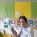 pani Asia czyta instrukcję gry
