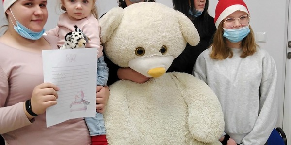 Wolontariusze z małym pacjentem i misiem