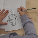 Rysunek ludzika Lego kolorowany przez uczennicę