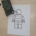 Uczeń koloruje ludzika Lego