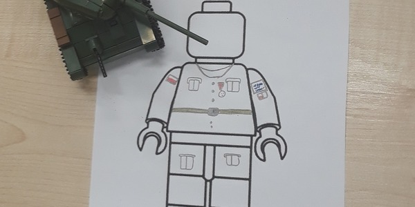 Uczeń koloruje ludzika Lego