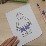 Uczeń koloruje obrazek ludzika Lego