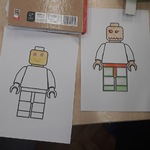 Uczniowie kolorują ludziki Lego