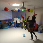 dziewczyna podbija rękami balon