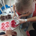 Dzieci wlewają gips do foremek