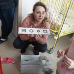 Pani Kasia pokazuje eksponaty