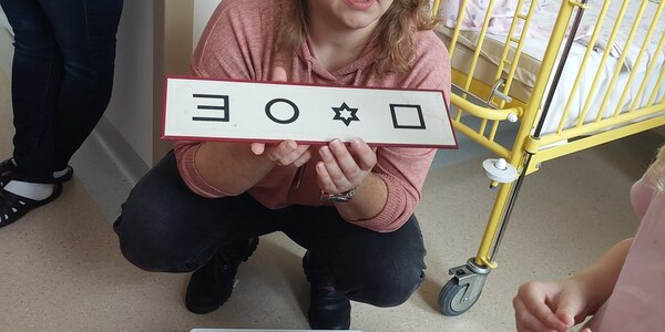 Pani Kasia pokazuje eksponaty