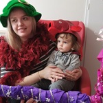 mama w zielonej czapce z córką