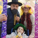 przebrani rodzice z synem z mikrofonem