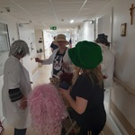 przygotowania do zdjęcia na korytarzu