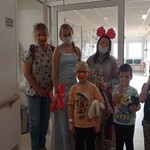 dzieci z dorosłymi pozuj do zdjęcia
