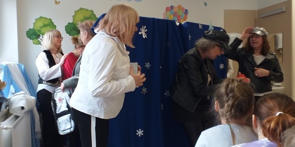 na świetlicy występują nauczycielki z teatru kroplówka