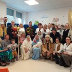 strażacy, rodzice, dzieci, personel oddziału i nauczyciele grający w przedstawieniu pozują do zdjęcia