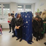 aktorki z teatru kroplówka na tle dekoracji do przedstawienia