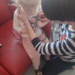 mama pomaga dziewczynce wysłuchać bicia swego serca