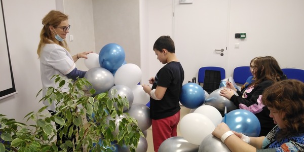 ,,Co dla mnie stanowi szczęście''- definiowanie szczęścia, zapisywanie na kolorowych balonach