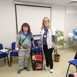 Nauczyciel i dziewczynka z Walizką Młodszą Siostrą Bajkowozu