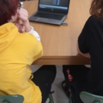 Uczniowie oglądają film edukacyjny