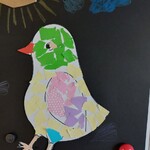 kolorowe i wielobarwne ptaki zrobione w czasie zajęć plastycznych