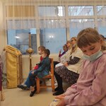 Mali pacjenci  modlą się w kaplicy