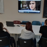 Uczniowie oglądają film edukacyjny
