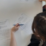 Uczniowie omawiają karty pracy